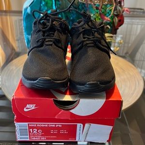 Boys size 12c black in color Nike Roshe One